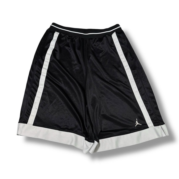Jordan Men's Baggy Wide Leg Basketball Shorts Black White Size XL 32 x 12 - Picture 1 of 4